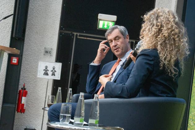 Markus Söder, Ministerpräsident Bayern, im Gespräch mit Melody Sucharewicz, Beraterin für politische Kommunikation und Strategie (von links);TALK 60 Gesprächsreihe 60 Jahre Deutsch-Israelische Beziehungen der Konrad-Adenauer-Stiftung, Berlin Berlin Deutschland Bayerische Vertretung in Berlin *** Markus Söder, Minister President of Bavaria, in conversation with Melody Sucharewicz, consultant for political communication and strategy from the left TALK 60 series of talks on 60 years of German-Israeli relations organized by the Konrad Adenauer Foundation, Berlin Berlin Germany Bavarian Representation in Berlin