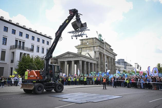 Demonstrators protest healthcare cuts in Berlin by smashing hospital beds BERLIN, GERMANY - JUNE 11: Members of the Berlin Hospital Association and the ver.di trade union take part in the Save the Clinics Now protest in front of the Brandenburg Gate in Berlin, Germany, on June 11, 2026, where an excavator symbolically smashes two hospital beds to protest planned cuts to hospital services. Halil Sagirkaya Anadolu Berlin Germany. Editorial use only. Please get in touch for any other usage.  Copyright: x2026xAnadoluxHalilxSagirkayax