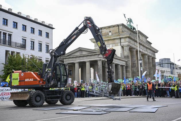 Demonstrators protest healthcare cuts in Berlin by smashing hospital beds BERLIN, GERMANY - JUNE 11: Members of the Berlin Hospital Association and the ver.di trade union take part in the Save the Clinics Now protest in front of the Brandenburg Gate in Berlin, Germany, on June 11, 2026, where an excavator symbolically smashes two hospital beds to protest planned cuts to hospital services. Halil Sagirkaya Anadolu Berlin Germany. Editorial use only. Please get in touch for any other usage.  Copyright: x2026xAnadoluxHalilxSagirkayax