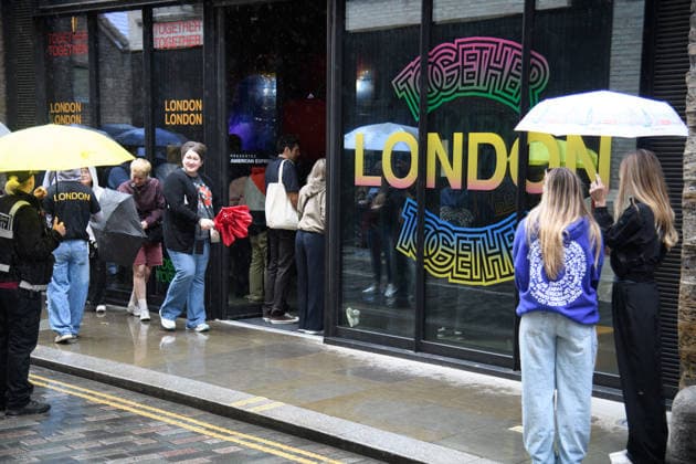 Harry Styles Popup Shop Launch at Borough Yards, London, UK - 11 June 2026 Fans queue up and pose for photos at the launch of Harry Styles Popup shop in Borough Yards, London, England, UK on Thursday 11 June 2026 ahead of the singer s first show at Wembley Stadium on Friday 12th June and will run throughout his 12 date residency at Wembley Stadium as part of his Together, Together World Tour., Credit:Justin Ng Avalon UK, England, London, Borough Yards  Copyright: xJustinxNgx xAvalonx 1109468446