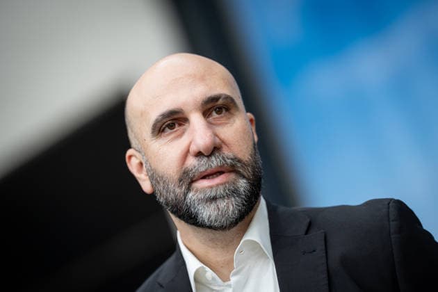 Ahmad Mansour, Psychologe, Autor und Islam-Experte, als Gast auf der Veranstaltung;TALK 60 Gesprächsreihe 60 Jahre Deutsch-Israelische Beziehungen der Konrad-Adenauer-Stiftung, Berlin Berlin Deutschland Bayerische Vertretung in Berlin *** Ahmad Mansour, psychologist, author and Islam expert, as a guest at the TALK 60 series of talks on 60 years of German-Israeli relations organized by the Konrad Adenauer Foundation, Berlin Berlin Germany Bavarian Representation in Berlin