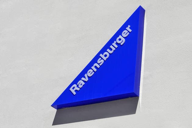 Ravensburger, Gesellschaftsspiele, Puzzles, Bücher, Kinderbeschäftigung, Ravensburger AG, Ravensburger Verlag, Dreieck-Logo über einem Store-Eingang *** Ravensburger%2C Gesellschaftsspiele%2C Puzzles%2C B%C3%BCcher%2C Kinderbesch%C3%A4ftigung%2C Ravensburger AG%2C Ravensburger Verlag%2C Triangle Logo via a Store Entrance 1131610067