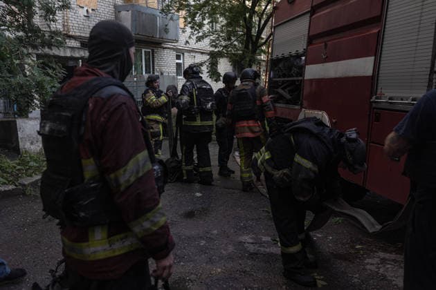 Firefighters respond after drone strike hits residential building in Druzhkivka DRUZHKIVKA, UKRAINE - JUNE 11: Ukrainian firefighters extinguish a fire, while under constant threat from drones, following a Russian drone strike on a residential building in Druzhkivka, Ukraine, on June 11, 2026. Diego Herrera Carcedo Anadolu Druzhkivka Ukraine. Editorial use only. Please get in touch for any other usage.  Copyright: x2026xAnadoluxDiegoxHerreraxCarcedox