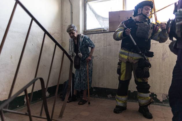 Firefighters respond after drone strike hits residential building in Druzhkivka DRUZHKIVKA, UKRAINE - JUNE 11: A woman, who was injured a few days earlier by a Russian drone, waits for the fire brigade to put out the fire in her home, following the impact of a Russian drone on a residential building in Druzhkivka, Ukraine, on June 11, 2026. Diego Herrera Carcedo Anadolu Druzhkivka Ukraine. Editorial use only. Please get in touch for any other usage.  Copyright: x2026xAnadoluxDiegoxHerreraxCarcedox
