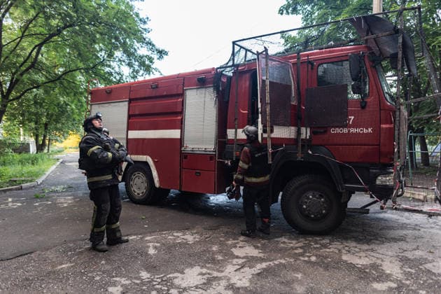Firefighters respond after drone strike hits residential building in Druzhkivka DRUZHKIVKA, UKRAINE - JUNE 11: Ukrainian firefighters extinguish a fire, while under constant threat from drones, following a Russian drone strike on a residential building in Druzhkivka, Ukraine, on June 11, 2026. Diego Herrera Carcedo Anadolu Druzhkivka Ukraine. Editorial use only. Please get in touch for any other usage.  Copyright: x2026xAnadoluxDiegoxHerreraxCarcedox