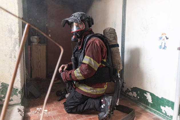 Firefighters respond after drone strike hits residential building in Druzhkivka DRUZHKIVKA, UKRAINE - JUNE 11: Ukrainian firefighters extinguish a fire, while under constant threat from drones, following a Russian drone strike on a residential building in Druzhkivka, Ukraine, on June 11, 2026. Diego Herrera Carcedo Anadolu Druzhkivka Ukraine. Editorial use only. Please get in touch for any other usage.  Copyright: x2026xAnadoluxDiegoxHerreraxCarcedox