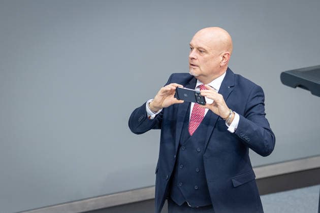 Enrico Komning, Abgeordneter MdB der AfD, vor Beginn der Bundestagssitzung im Plenarsaal;Regierungserklärung durch den Bundeskanzler zum bevorstehenden Europäischen Rat, Berlin Berlin Deutschland Deutscher Bundestag *** Enrico Komning, AfD Member of Parliament, before the start of the Bundestag session in the plenary chamber Government statement by the Federal Chancellor on the forthcoming European Council, Berlin Berlin Germany German Bundestag