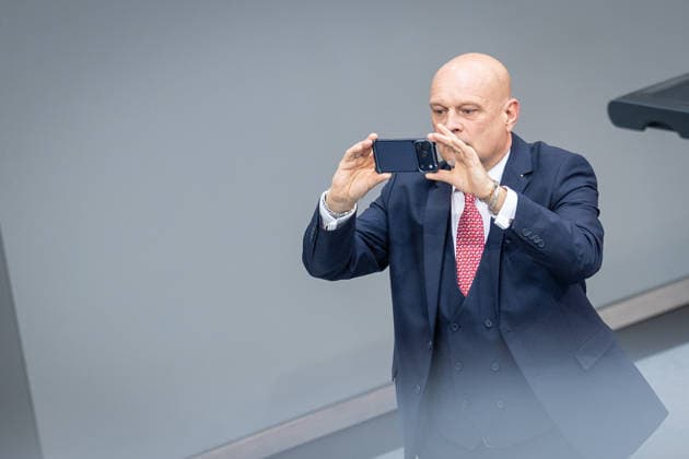 Enrico Komning, Abgeordneter MdB der AfD, vor Beginn der Bundestagssitzung im Plenarsaal;Regierungserklärung durch den Bundeskanzler zum bevorstehenden Europäischen Rat, Berlin Berlin Deutschland Deutscher Bundestag *** Enrico Komning, AfD Member of Parliament, before the start of the Bundestag session in the plenary chamber Government statement by the Federal Chancellor on the forthcoming European Council, Berlin Berlin Germany German Bundestag