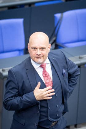 Enrico Komning, Abgeordneter MdB der AfD, vor Beginn der Bundestagssitzung im Plenarsaal;Regierungserklärung durch den Bundeskanzler zum bevorstehenden Europäischen Rat, Berlin Berlin Deutschland Deutscher Bundestag *** Enrico Komning, AfD Member of Parliament, before the start of the Bundestag session in the plenary chamber Government statement by the Federal Chancellor on the forthcoming European Council, Berlin Berlin Germany German Bundestag