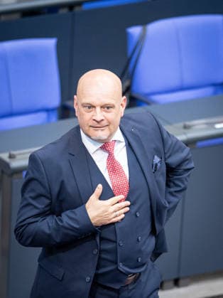 Enrico Komning, Abgeordneter MdB der AfD, vor Beginn der Bundestagssitzung im Plenarsaal;Regierungserklärung durch den Bundeskanzler zum bevorstehenden Europäischen Rat, Berlin Berlin Deutschland Deutscher Bundestag *** Enrico Komning, AfD Member of Parliament, before the start of the Bundestag session in the plenary chamber Government statement by the Federal Chancellor on the forthcoming European Council, Berlin Berlin Germany German Bundestag