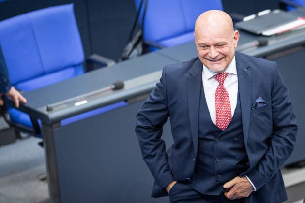 Enrico Komning, Abgeordneter MdB der AfD, vor Beginn der Bundestagssitzung im Plenarsaal;Regierungserklärung durch den Bundeskanzler zum bevorstehenden Europäischen Rat, Berlin Berlin Deutschland Deutscher Bundestag *** Enrico Komning, AfD Member of Parliament, before the start of the Bundestag session in the plenary chamber Government statement by the Federal Chancellor on the forthcoming European Council, Berlin Berlin Germany German Bundestag