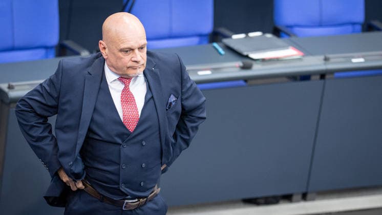 Enrico Komning, Abgeordneter MdB der AfD, vor Beginn der Bundestagssitzung im Plenarsaal;Regierungserklärung durch den Bundeskanzler zum bevorstehenden Europäischen Rat, Berlin Berlin Deutschland Deutscher Bundestag *** Enrico Komning, AfD Member of Parliament, before the start of the Bundestag session in the plenary chamber Government statement by the Federal Chancellor on the forthcoming European Council, Berlin Berlin Germany German Bundestag