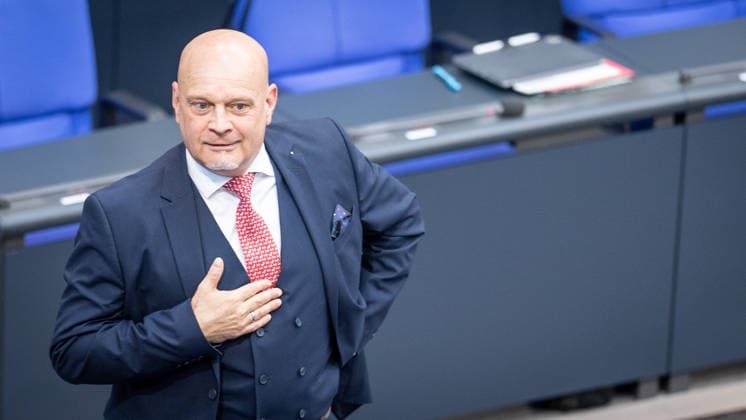 Enrico Komning, Abgeordneter MdB der AfD, vor Beginn der Bundestagssitzung im Plenarsaal;Regierungserklärung durch den Bundeskanzler zum bevorstehenden Europäischen Rat, Berlin Berlin Deutschland Deutscher Bundestag *** Enrico Komning, AfD Member of Parliament, before the start of the Bundestag session in the plenary chamber Government statement by the Federal Chancellor on the forthcoming European Council, Berlin Berlin Germany German Bundestag
