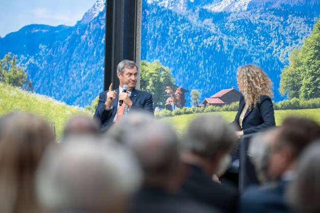 Markus Söder, Ministerpräsident Bayern, im Gespräch mit Melody Sucharewicz, Beraterin für politische Kommunikation und Strategie (von links);TALK 60 Gesprächsreihe 60 Jahre Deutsch-Israelische Beziehungen der Konrad-Adenauer-Stiftung, Berlin Berlin Deutschland Bayerische Vertretung in Berlin *** Markus Söder, Minister President of Bavaria, in conversation with Melody Sucharewicz, consultant for political communication and strategy from the left TALK 60 series of talks on 60 years of German-Israeli relations organized by the Konrad Adenauer Foundation, Berlin Berlin Germany Bavarian Representation in Berlin