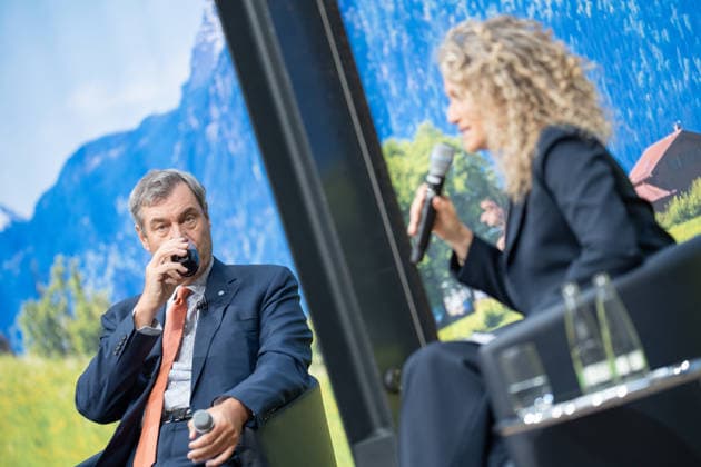 Markus Söder, Ministerpräsident Bayern, als Gast der Gesprächsreihe TALK 60 in der Bayerischen Landesvertretung, Cola trinkend auf der Bühne, mit Melody Sucharewicz, Beraterin für politische Kommunikation und Strategie;TALK 60 Gesprächsreihe 60 Jahre Deutsch-Israelische Beziehungen der Konrad-Adenauer-Stiftung, Berlin Berlin Deutschland Bayerische Vertretung in Berlin *** Markus Söder, Minister President of Bavaria, as guest of the TALK 60 discussion series at the Bavarian State Representation, drinking Coke on stage, with Melody Sucharewicz, Consultant for Political Communication and Strategy TALK 60 discussion series 60 Years of German-Israeli Relations of the Konrad Adenauer Foundation, Berlin Berlin Germany Bavarian Represent