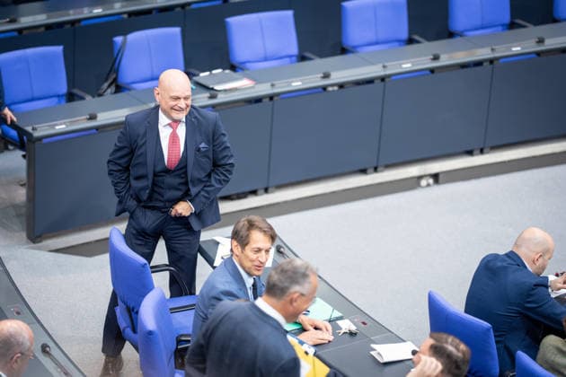 Enrico Komning, Abgeordneter MdB der AfD, vor Beginn der Bundestagssitzung im Plenarsaal;Regierungserklärung durch den Bundeskanzler zum bevorstehenden Europäischen Rat, Berlin Berlin Deutschland Deutscher Bundestag *** Enrico Komning, AfD Member of Parliament, before the start of the Bundestag session in the plenary chamber Government statement by the Federal Chancellor on the forthcoming European Council, Berlin Berlin Germany German Bundestag