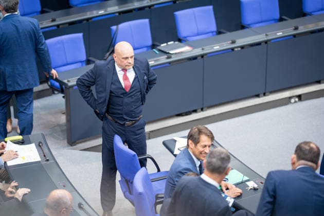 Enrico Komning, Abgeordneter MdB der AfD, vor Beginn der Bundestagssitzung im Plenarsaal;Regierungserklärung durch den Bundeskanzler zum bevorstehenden Europäischen Rat, Berlin Berlin Deutschland Deutscher Bundestag *** Enrico Komning, AfD Member of Parliament, before the start of the Bundestag session in the plenary chamber Government statement by the Federal Chancellor on the forthcoming European Council, Berlin Berlin Germany German Bundestag