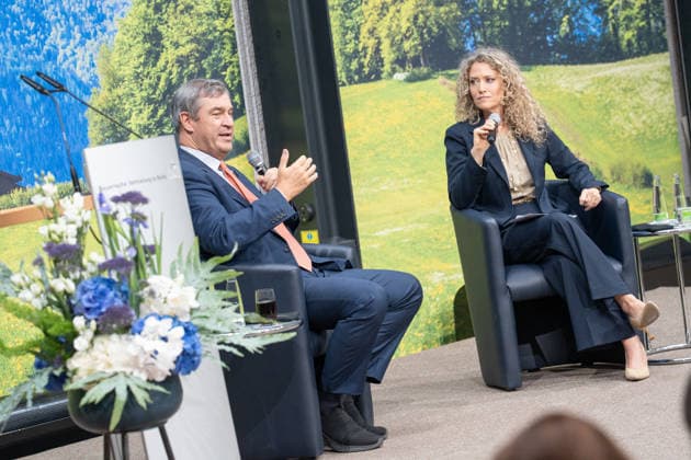 Markus Söder, Ministerpräsident Bayern, im Gespräch mit Melody Sucharewicz, Beraterin für politische Kommunikation und Strategie (von links);TALK 60 Gesprächsreihe 60 Jahre Deutsch-Israelische Beziehungen der Konrad-Adenauer-Stiftung, Berlin Berlin Deutschland Bayerische Vertretung in Berlin *** Markus Söder, Minister President of Bavaria, in conversation with Melody Sucharewicz, consultant for political communication and strategy from the left TALK 60 series of talks on 60 years of German-Israeli relations organized by the Konrad Adenauer Foundation, Berlin Berlin Germany Bavarian Representation in Berlin