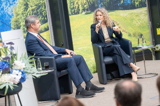 Markus Söder, Ministerpräsident Bayern, im Gespräch mit Melody Sucharewicz, Beraterin für politische Kommunikation und Strategie (von links);TALK 60 Gesprächsreihe 60 Jahre Deutsch-Israelische Beziehungen der Konrad-Adenauer-Stiftung, Berlin Berlin Deutschland Bayerische Vertretung in Berlin *** Markus Söder, Minister President of Bavaria, in conversation with Melody Sucharewicz, consultant for political communication and strategy from the left TALK 60 series of talks on 60 years of German-Israeli relations organized by the Konrad Adenauer Foundation, Berlin Berlin Germany Bavarian Representation in Berlin