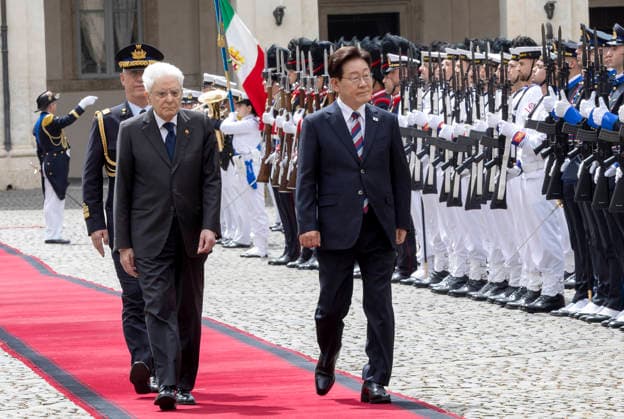June 11, 2026, Rome, Rome, Italy: President Sergio Mattarella and the President of the Republic of Korea Lee Jae Myung, at the welcoming ceremony, Rome, 11 06 206 *** Local Caption *** Roma - Il Presidente Sergio Mattarella e il Presidente della Repubblica di Corea Lee Jae Myung, in occasione della cerimonia di benvenuto, oggi 11 giugno 2026 Rome Italy  - ZUMAa289 20260611_zia_a289_120 Copyright: xPaoloxGiandottix xAgfx