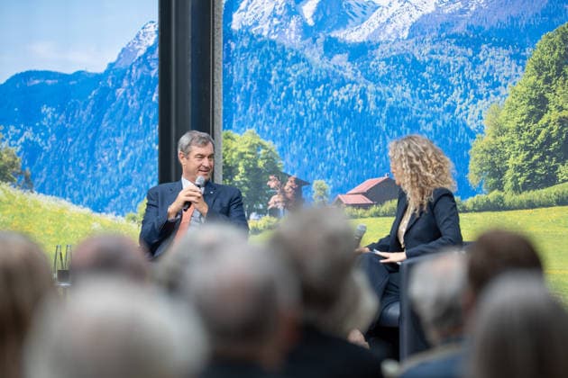 Markus Söder, Ministerpräsident Bayern, im Gespräch mit Melody Sucharewicz, Beraterin für politische Kommunikation und Strategie (von links);TALK 60 Gesprächsreihe 60 Jahre Deutsch-Israelische Beziehungen der Konrad-Adenauer-Stiftung, Berlin Berlin Deutschland Bayerische Vertretung in Berlin *** Markus Söder, Minister President of Bavaria, in conversation with Melody Sucharewicz, consultant for political communication and strategy from the left TALK 60 series of talks on 60 years of German-Israeli relations organized by the Konrad Adenauer Foundation, Berlin Berlin Germany Bavarian Representation in Berlin