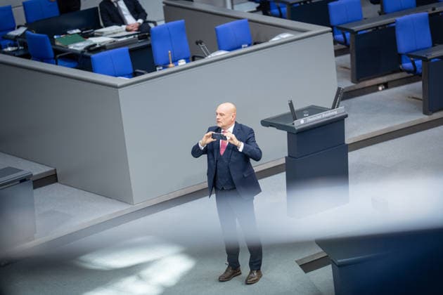 Enrico Komning, Abgeordneter MdB der AfD, vor Beginn der Bundestagssitzung im Plenarsaal;Regierungserklärung durch den Bundeskanzler zum bevorstehenden Europäischen Rat, Berlin Berlin Deutschland Deutscher Bundestag *** Enrico Komning, AfD Member of Parliament, before the start of the Bundestag session in the plenary chamber Government statement by the Federal Chancellor on the forthcoming European Council, Berlin Berlin Germany German Bundestag