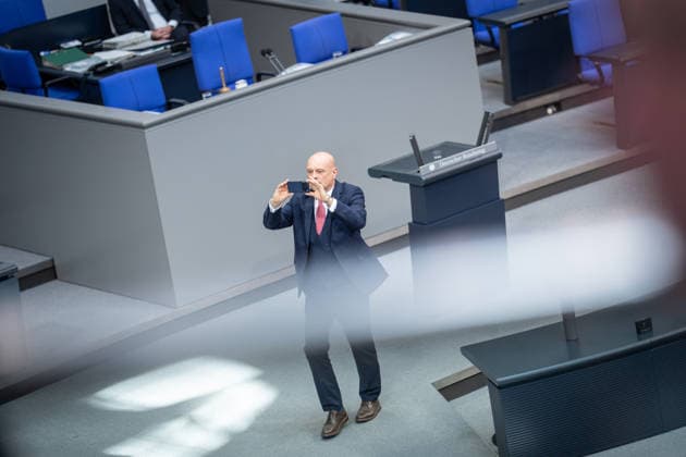 Enrico Komning, Abgeordneter MdB der AfD, vor Beginn der Bundestagssitzung im Plenarsaal;Regierungserklärung durch den Bundeskanzler zum bevorstehenden Europäischen Rat, Berlin Berlin Deutschland Deutscher Bundestag *** Enrico Komning, AfD Member of Parliament, before the start of the Bundestag session in the plenary chamber Government statement by the Federal Chancellor on the forthcoming European Council, Berlin Berlin Germany German Bundestag