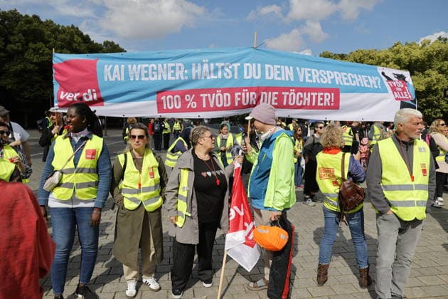 Deutschland, Berlin, Platz des 18. März am Brandenburger Tor, Krankenhausversorgung darf nicht kaputtgespart werden!Kundgebung der Berliner Krankenhäuser und von ver.di! *** Germany, Berlin, Platz des 18 März am Brandenburger Tor, Hospital care must not be cut back Rally by Berlin hospitals and ver di