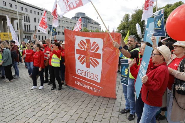Deutschland, Berlin, Platz des 18. März am Brandenburger Tor, Krankenhausversorgung darf nicht kaputtgespart werden!Kundgebung der Berliner Krankenhäuser und von ver.di! *** Germany, Berlin, Platz des 18 März am Brandenburger Tor, Hospital care must not be cut back Rally by Berlin hospitals and ver di