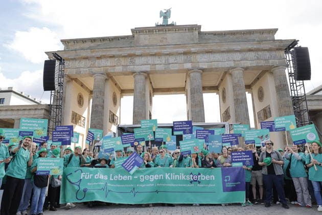 Deutschland, Berlin, Platz des 18. März am Brandenburger Tor, Krankenhausversorgung darf nicht kaputtgespart werden!Kundgebung der Berliner Krankenhäuser und von ver.di! *** Germany, Berlin, Platz des 18 März am Brandenburger Tor, Hospital care must not be cut back Rally by Berlin hospitals and ver di