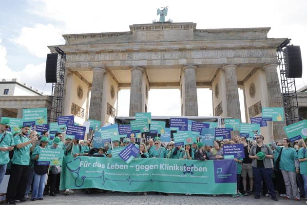 Deutschland, Berlin, Platz des 18. März am Brandenburger Tor, Krankenhausversorgung darf nicht kaputtgespart werden!Kundgebung der Berliner Krankenhäuser und von ver.di! *** Germany, Berlin, Platz des 18 März am Brandenburger Tor, Hospital care must not be cut back Rally by Berlin hospitals and ver di