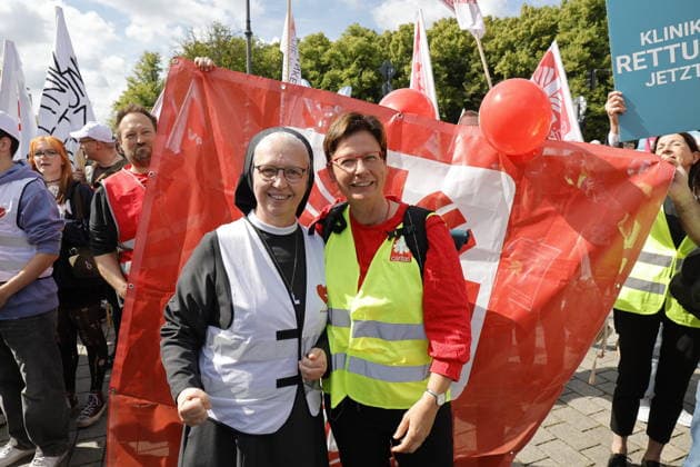 Deutschland, Berlin, Platz des 18. März am Brandenburger Tor, Krankenhausversorgung darf nicht kaputtgespart werden!Kundgebung der Berliner Krankenhäuser und von ver.di! *** Germany, Berlin, Platz des 18 März am Brandenburger Tor, Hospital care must not be cut back Rally of Berlin hospitals and ver di