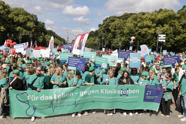 Deutschland, Berlin, Platz des 18. März am Brandenburger Tor, Krankenhausversorgung darf nicht kaputtgespart werden!Kundgebung der Berliner Krankenhäuser und von ver.di! *** Germany, Berlin, Platz des 18 März am Brandenburger Tor, Hospital care must not be cut back Rally of Berlin hospitals and ver di