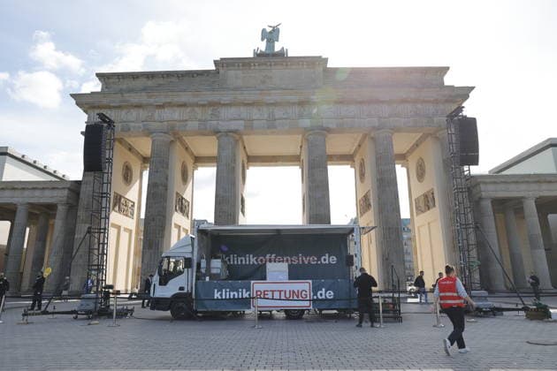 Deutschland, Berlin, Platz des 18. März am Brandenburger Tor, Krankenhausversorgung darf nicht kaputtgespart werden!Kundgebung der Berliner Krankenhäuser und von ver.di! *** Germany, Berlin, Platz des 18 März am Brandenburger Tor, Hospital care must not be cut back Rally by Berlin hospitals and ver di