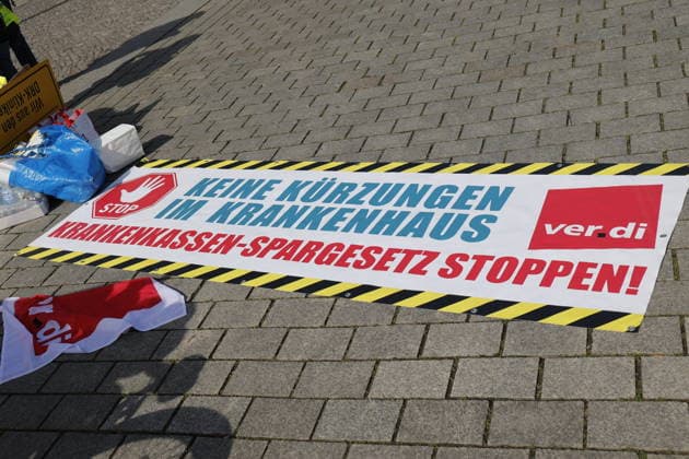Deutschland, Berlin, Platz des 18. März am Brandenburger Tor, Krankenhausversorgung darf nicht kaputtgespart werden!Kundgebung der Berliner Krankenhäuser und von ver.di! *** Germany, Berlin, Platz des 18 März am Brandenburger Tor, Hospital care must not be cut back Rally by Berlin hospitals and ver di