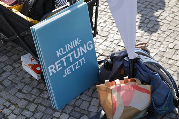 Deutschland, Berlin, Platz des 18. März am Brandenburger Tor, Krankenhausversorgung darf nicht kaputtgespart werden!Kundgebung der Berliner Krankenhäuser und von ver.di! *** Germany, Berlin, Platz des 18 März am Brandenburger Tor, Hospital care must not be cut back Rally by Berlin hospitals and ver di