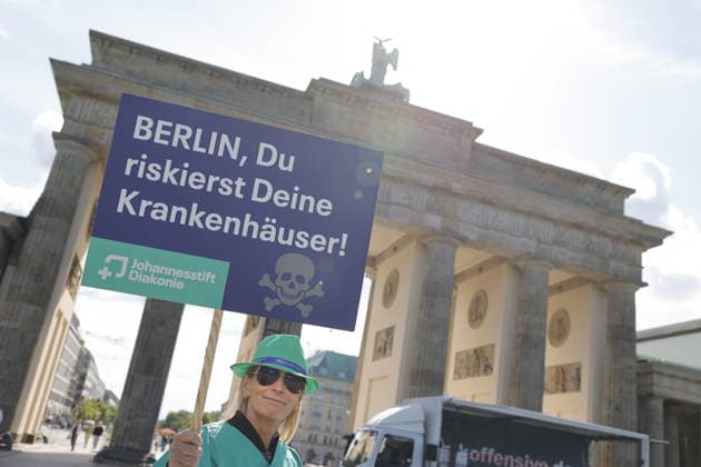 Deutschland, Berlin, Platz des 18. März am Brandenburger Tor, Krankenhausversorgung darf nicht kaputtgespart werden!Kundgebung der Berliner Krankenhäuser und von ver.di! *** Germany, Berlin, Platz des 18 März am Brandenburger Tor, Hospital care must not be cut back Rally by Berlin hospitals and ver di