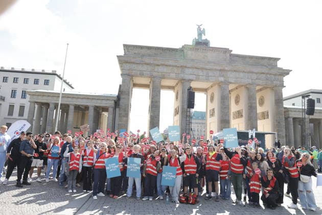 Deutschland, Berlin, Platz des 18. März am Brandenburger Tor, Krankenhausversorgung darf nicht kaputtgespart werden!Kundgebung der Berliner Krankenhäuser und von ver.di! *** Germany, Berlin, Platz des 18 März am Brandenburger Tor, Hospital care must not be cut back Rally by Berlin hospitals and ver di