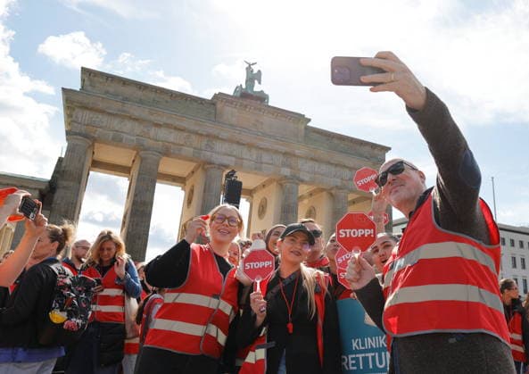 Deutschland, Berlin, Platz des 18. März am Brandenburger Tor, Krankenhausversorgung darf nicht kaputtgespart werden!Kundgebung der Berliner Krankenhäuser und von ver.di! *** Germany, Berlin, Platz des 18 März am Brandenburger Tor, Hospital care must not be cut back Rally by Berlin hospitals and ver di