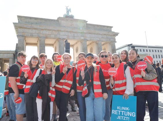 Deutschland, Berlin, Platz des 18. März am Brandenburger Tor, Krankenhausversorgung darf nicht kaputtgespart werden!Kundgebung der Berliner Krankenhäuser und von ver.di! *** Germany, Berlin, Platz des 18 März am Brandenburger Tor, Hospital care must not be cut back Rally by Berlin hospitals and ver di