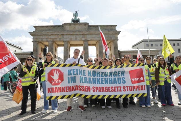 Deutschland, Berlin, Platz des 18. März am Brandenburger Tor, Krankenhausversorgung darf nicht kaputtgespart werden!Kundgebung der Berliner Krankenhäuser und von ver.di! *** Germany, Berlin, Platz des 18 März am Brandenburger Tor, Hospital care must not be cut back Rally by Berlin hospitals and ver di