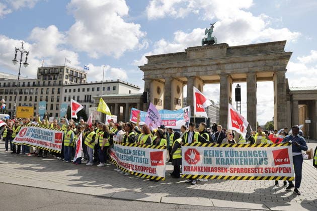 Deutschland, Berlin, Platz des 18. März am Brandenburger Tor, Krankenhausversorgung darf nicht kaputtgespart werden!Kundgebung der Berliner Krankenhäuser und von ver.di! *** Germany, Berlin, Platz des 18 März am Brandenburger Tor, Hospital care must not be cut back Rally by Berlin hospitals and ver di