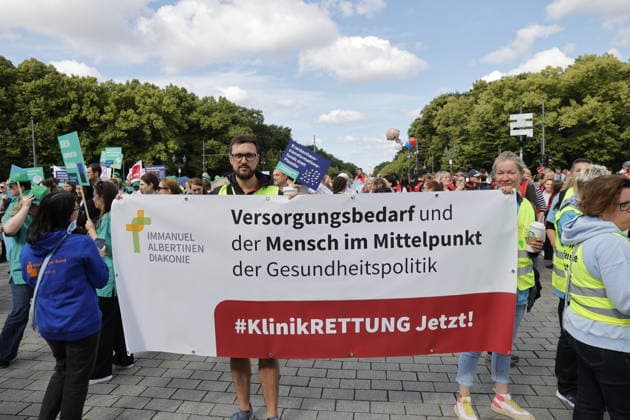 Deutschland, Berlin, Platz des 18. März am Brandenburger Tor, Krankenhausversorgung darf nicht kaputtgespart werden!Kundgebung der Berliner Krankenhäuser und von ver.di! *** Germany, Berlin, Platz des 18 März am Brandenburger Tor, Hospital care must not be cut back Rally of Berlin hospitals and ver di