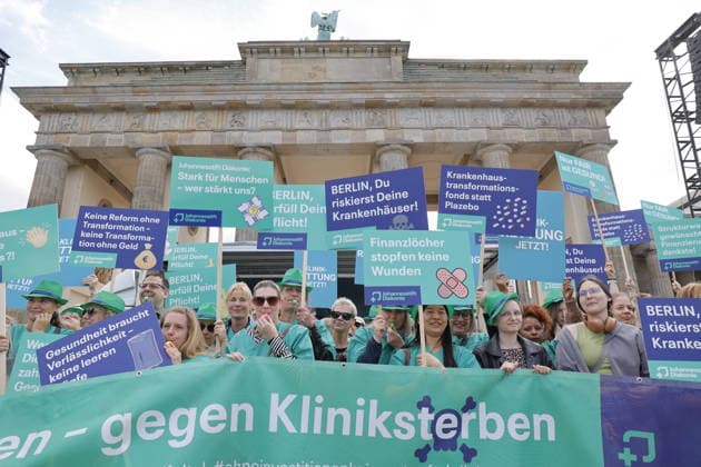 Deutschland, Berlin, Platz des 18. März am Brandenburger Tor, Krankenhausversorgung darf nicht kaputtgespart werden!Kundgebung der Berliner Krankenhäuser und von ver.di! *** Germany, Berlin, Platz des 18 März am Brandenburger Tor, Hospital care must not be cut back Rally of Berlin hospitals and ver di