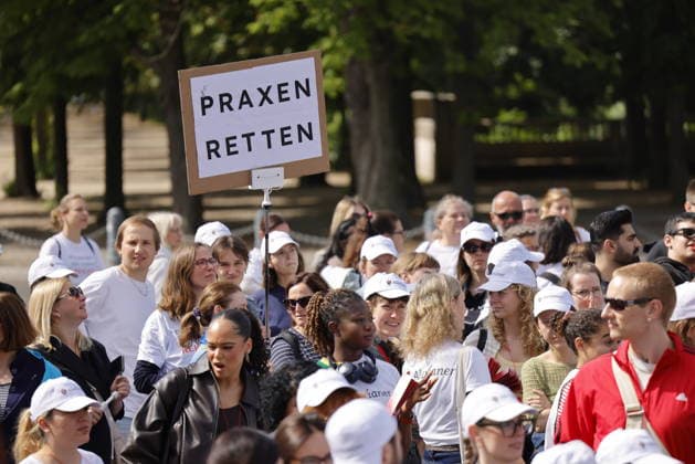 Deutschland, Berlin, Platz des 18. März am Brandenburger Tor, Krankenhausversorgung darf nicht kaputtgespart werden!Kundgebung der Berliner Krankenhäuser und von ver.di! *** Germany, Berlin, Platz des 18 März am Brandenburger Tor, Hospital care must not be cut back Rally of Berlin hospitals and ver di