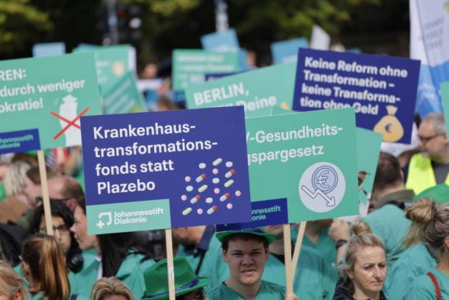 Deutschland, Berlin, Platz des 18. März am Brandenburger Tor, Krankenhausversorgung darf nicht kaputtgespart werden!Kundgebung der Berliner Krankenhäuser und von ver.di! *** Germany, Berlin, Platz des 18 März am Brandenburger Tor, Hospital care must not be cut back Rally of Berlin hospitals and ver di