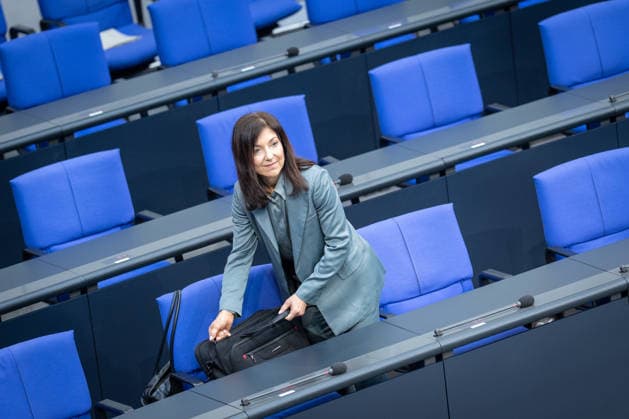 Katherina Reiche, Bundesministerin für Wirtschaft und Energie, auf der Regierungsbank im Deutschen Bundestag;Regierungserklärung durch den Bundeskanzler zum bevorstehenden Europäischen Rat, Berlin Berlin Deutschland Deutscher Bundestag *** Katherina Reiche, Federal Minister for Economic Affairs and Energy, on the government bench in the German Bundestag Government statement by the Federal Chancellor on the forthcoming European Council, Berlin Berlin Germany German Bundestag