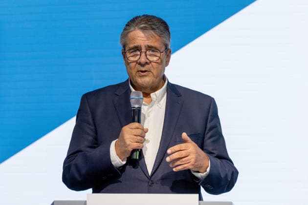 ILA, SACEUR-Gespräch der Atlantik-Brücke auf dem Messegelände Schönefeld, Berlin, 11.06.2026 Sigmar Gabriel, Vorsitzender der Atlantik-Brücke und ehemaliger Vizekanzler, beim SACEUR-Gespräch der Atlantik-Brücke - Internationalen Luft- und Raumfahrtausstellung (ILA), Berlin ExpoCenter Airport, Schönefeld, 11.6.26 Schönefeld Berlin ExpoCenter Airport Brandenburg Deutschland *** ILA, SACEUR Talk of the Atlantic Bridge at the Schönefeld Exhibition Grounds, Berlin, 11 06 2026 Sigmar Gabriel, Chairman of the Atlantic Bridge and former Vice-Chancellor, at the SACEUR Talk of the Atlantic Bridge International Aerospace Exhibition ILA , Berlin ExpoCenter Airport, Schönefeld, 11 6 26 Schönefeld Berlin ExpoCenter Airport Brandenburg Germany Copyright: xHolgerxMuchx