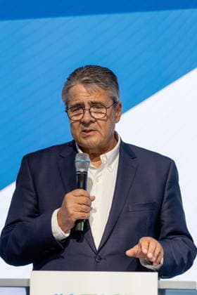 ILA, SACEUR-Gespräch der Atlantik-Brücke auf dem Messegelände Schönefeld, Berlin, 11.06.2026 Sigmar Gabriel, Vorsitzender der Atlantik-Brücke und ehemaliger Vizekanzler, beim SACEUR-Gespräch der Atlantik-Brücke - Internationalen Luft- und Raumfahrtausstellung (ILA), Berlin ExpoCenter Airport, Schönefeld, 11.6.26 Schönefeld Berlin ExpoCenter Airport Brandenburg Deutschland *** ILA, SACEUR Talk of the Atlantic Bridge at the Schönefeld Exhibition Grounds, Berlin, 11 06 2026 Sigmar Gabriel, Chairman of the Atlantic Bridge and former Vice-Chancellor, at the SACEUR Talk of the Atlantic Bridge International Aerospace Exhibition ILA , Berlin ExpoCenter Airport, Schönefeld, 11 6 26 Schönefeld Berlin ExpoCenter Airport Brandenburg Germany Copyright: xHolgerxMuchx