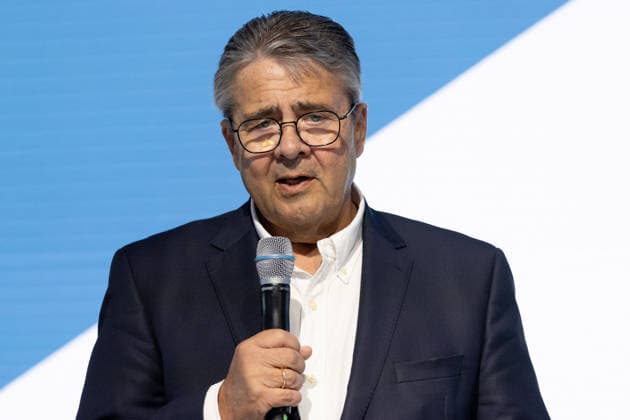 ILA, SACEUR-Gespräch der Atlantik-Brücke auf dem Messegelände Schönefeld, Berlin, 11.06.2026 Sigmar Gabriel, Vorsitzender der Atlantik-Brücke und ehemaliger Vizekanzler, beim SACEUR-Gespräch der Atlantik-Brücke - Internationalen Luft- und Raumfahrtausstellung (ILA), Berlin ExpoCenter Airport, Schönefeld, 11.6.26 Schönefeld Berlin ExpoCenter Airport Brandenburg Deutschland *** ILA, SACEUR Talk of the Atlantic Bridge at the Schönefeld Exhibition Grounds, Berlin, 11 06 2026 Sigmar Gabriel, Chairman of the Atlantic Bridge and former Vice-Chancellor, at the SACEUR Talk of the Atlantic Bridge International Aerospace Exhibition ILA , Berlin ExpoCenter Airport, Schönefeld, 11 6 26 Schönefeld Berlin ExpoCenter Airport Brandenburg Germany Copyright: xHolgerxMuchx